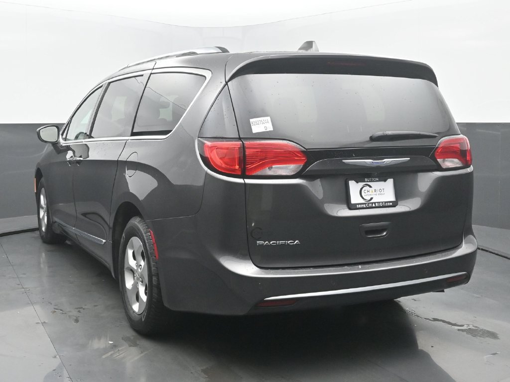 Used 2017 Chrysler Pacifica Touring-L Plus FWD image 4