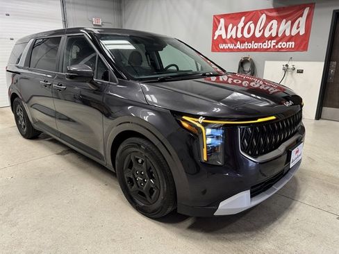 Used 2025 Kia Carnival image 1