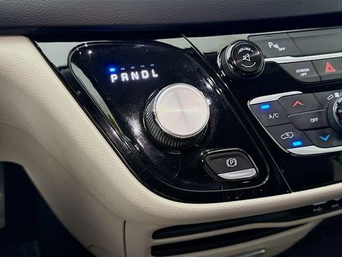 Used 2017 Chrysler Pacifica Touring-L FWD image 16