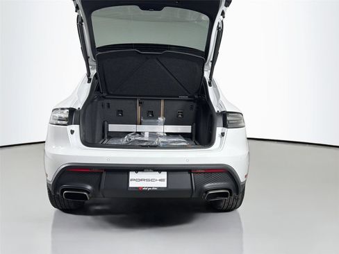 Certified 2026 Porsche Macan AWD/4WD image 36