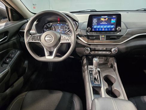 Used 2025 Nissan Altima 2.5 SV FWD image 9
