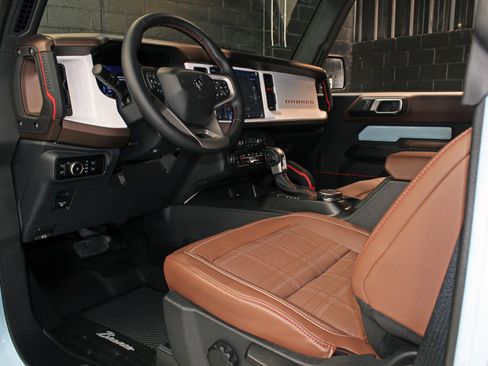 Used 2024 Ford Bronco Heritage Edition AWD/4WD image 32