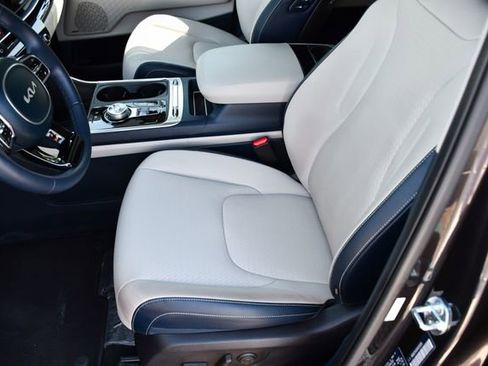 Used 2025 Kia Carnival SX Prestige FWD image 16