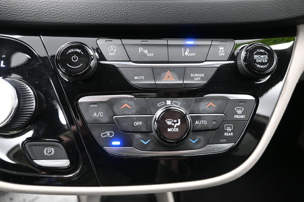 Used 2023 Chrysler Pacifica Touring-L FWD image 20