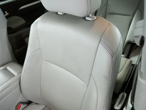 Used 2015 Toyota Highlander XLE AWD/4WD image 16
