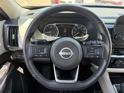 Used 2025 Nissan Pathfinder SL AWD/4WD image 12
