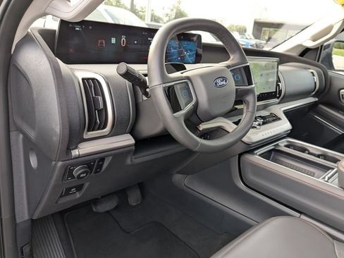Used 2025 Ford Expedition Active AWD/4WD image 12
