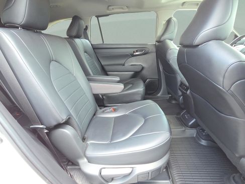 Certified 2024 Toyota Highlander XLE FWD image 17