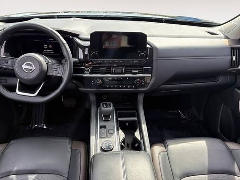 Used 2023 Nissan Pathfinder Platinum image 11