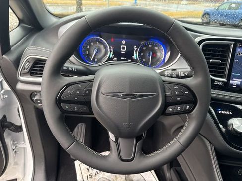 Used 2025 Chrysler Pacifica Limited image 30