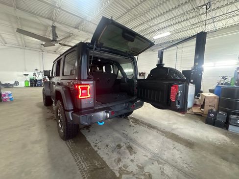 Used 2024 Jeep Wrangler Unlimited Rubicon 4xe AWD/4WD image 15