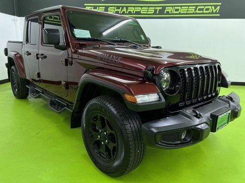 Used 2021 Jeep Gladiator Willys AWD/4WD image 2