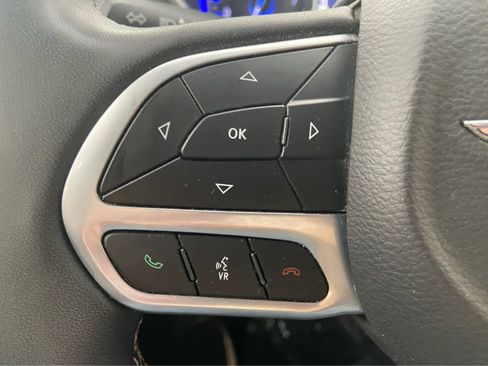 Used 2024 Chrysler Pacifica Touring-L FWD image 25