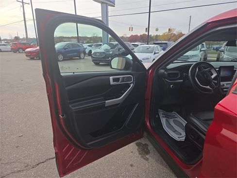 Certified 2022 Ford Explorer XLT w/ Equipment Group 202A image 34