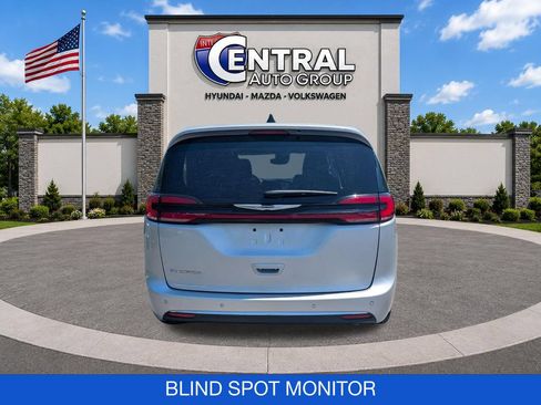 Used 2024 Chrysler Pacifica Touring-L FWD image 7