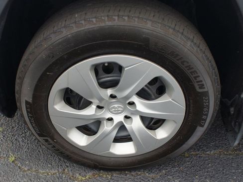 Used 2021 Toyota RAV4 LE AWD/4WD image 23