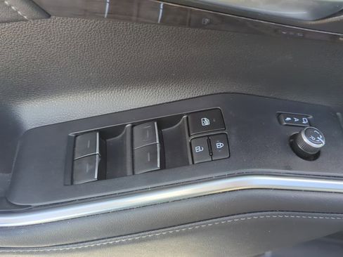 Used 2023 Toyota Highlander Limited image 11