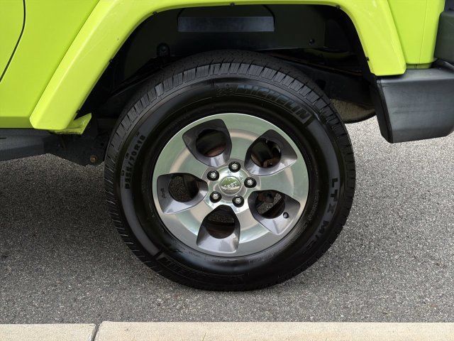 Used 2017 Jeep Wrangler Sahara w/ Connectivity Group AWD/4WD image 11