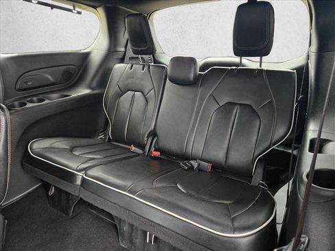 Used 2025 Chrysler Pacifica Limited FWD image 21