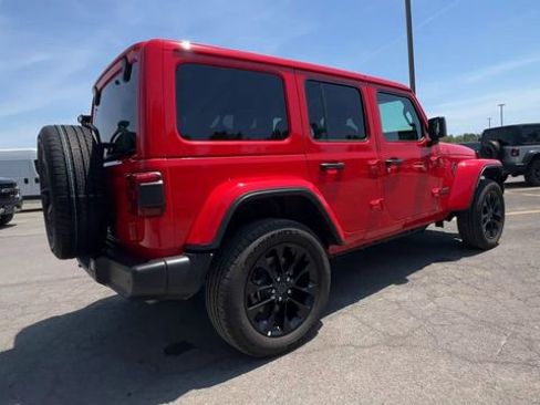 Used 2025 Jeep Wrangler Unlimited Sahara w/ Safety Group AWD/4WD image 8