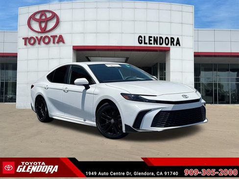 Certified 2025 Toyota Camry SE FWD image 1