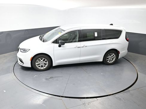 Used 2024 Chrysler Pacifica Touring-L FWD image 43