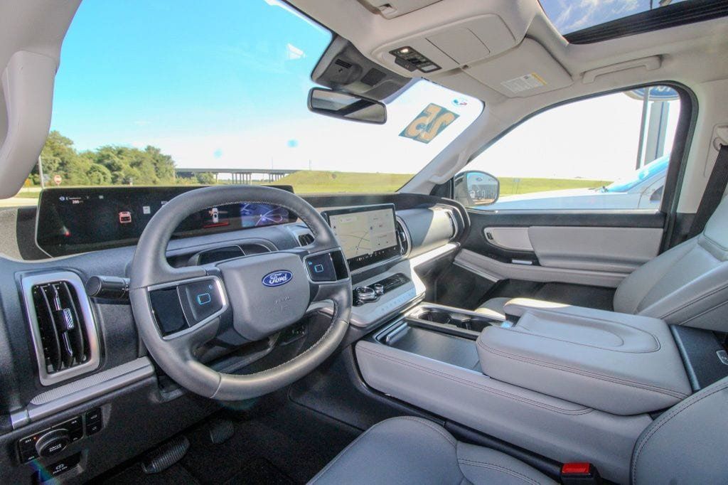 Used 2025 Ford Expedition Active AWD/4WD image 18