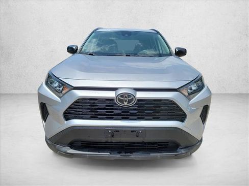 Used 2019 Toyota RAV4 LE FWD image 2