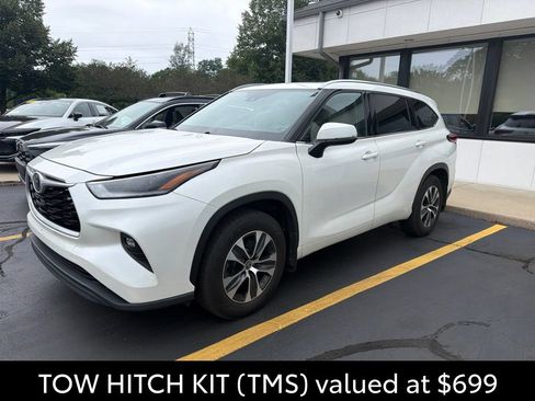 Certified 2021 Toyota Highlander XLE AWD/4WD image 3