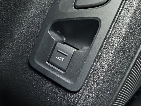 New 2025 Audi Q3 2.0T Premium image 15