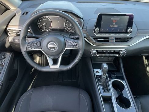 Used 2024 Nissan Altima 2.5 SV FWD image 11