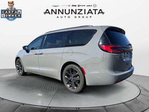 Used 2025 Chrysler Pacifica Limited FWD image 3