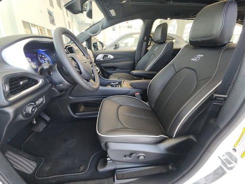 New 2025 Chrysler Pacifica Limited image 25