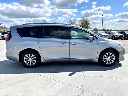 Used 2018 Chrysler Pacifica Touring-L image 3