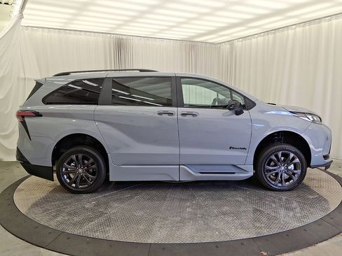 Used 2025 Toyota Sienna XSE image 26