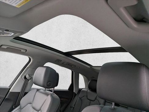 Used 2018 Audi Q5 Prestige w/ Prestige Package image 16