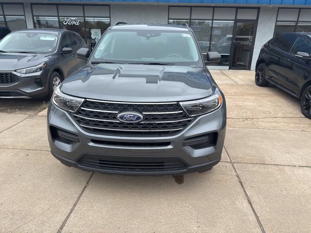 Used 2023 Ford Explorer XLT AWD/4WD image 2