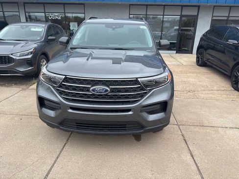 Used 2023 Ford Explorer XLT image 2