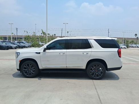 Used 2024 GMC Yukon SLT w/ SLT Luxury Package RWD image 3