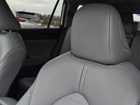 Used 2023 Toyota Highlander XLE image 19