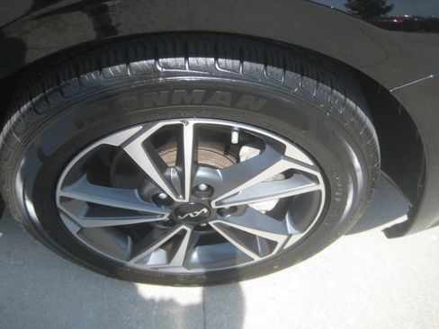 Used 2024 Kia Forte LXS w/ LXS Technology Package FWD image 9