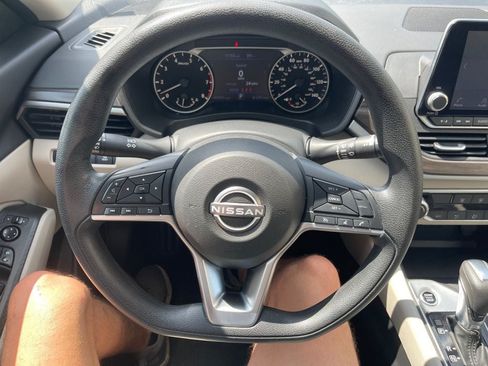 Used 2025 Nissan Altima 2.5 SV FWD image 14