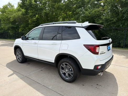 Used 2024 Honda Passport TrailSport image 3