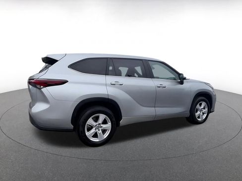 Used 2025 Toyota Highlander LE FWD image 15