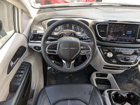 Used 2024 Chrysler Pacifica Touring-L FWD image 15