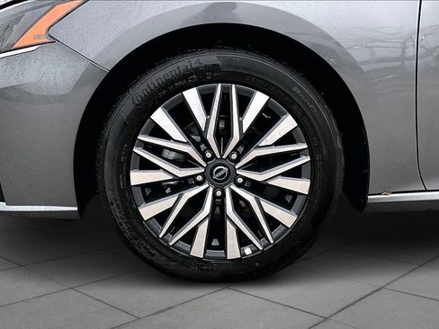 Used 2025 Nissan Altima 2.5 SV image 10