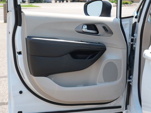 Used 2023 Chrysler Pacifica Touring-L FWD image 16
