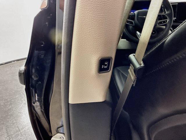 Used 2024 Chrysler Pacifica Touring-L FWD image 38