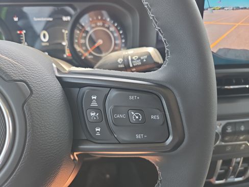 Used 2025 Jeep Gladiator Sport AWD/4WD image 15