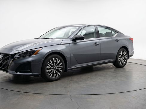 Used 2025 Nissan Altima 2.5 SV FWD image 3